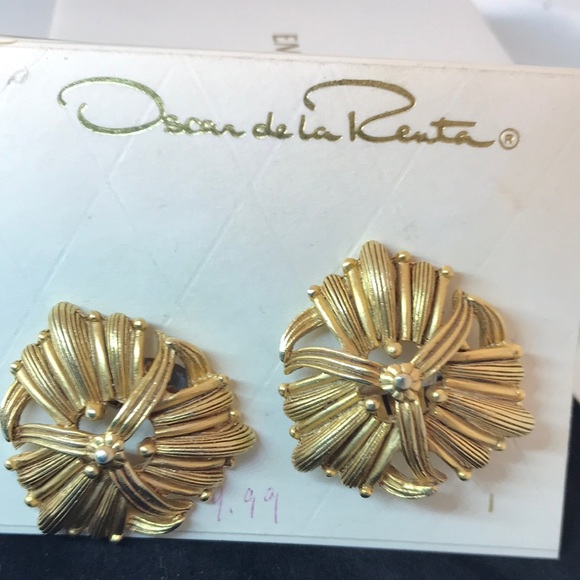 Oscar de la Renta Jewelry - Oscar de la Renta vintage sign clip earrings gold tone